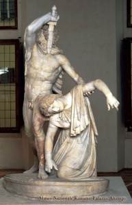 Estátua retratando um soldado matando uma mulher